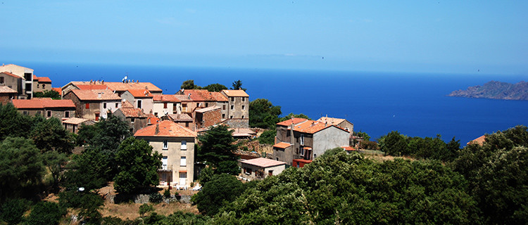 Profiter des vacances en Corse avec la location pied dans l’eau