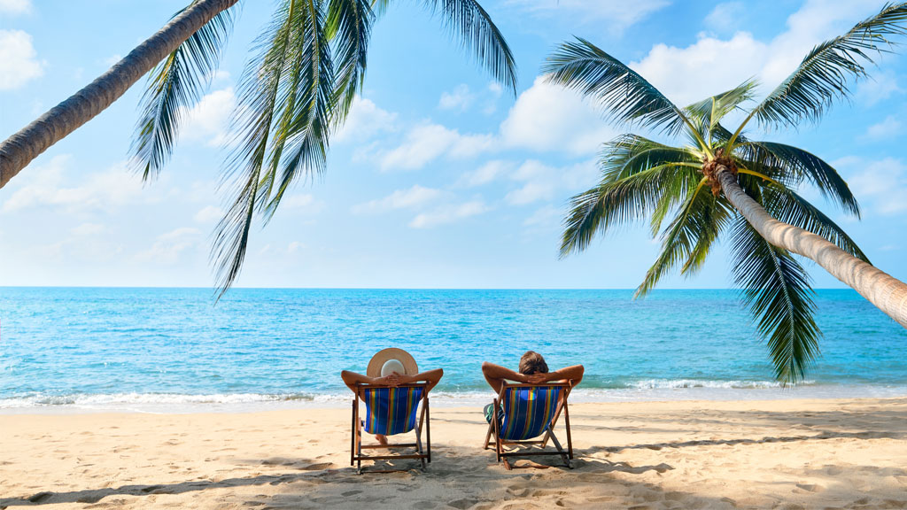 Famille profitant du petit-déjeuner sur une terrasse avec vue sur la mer en Corse du Sud