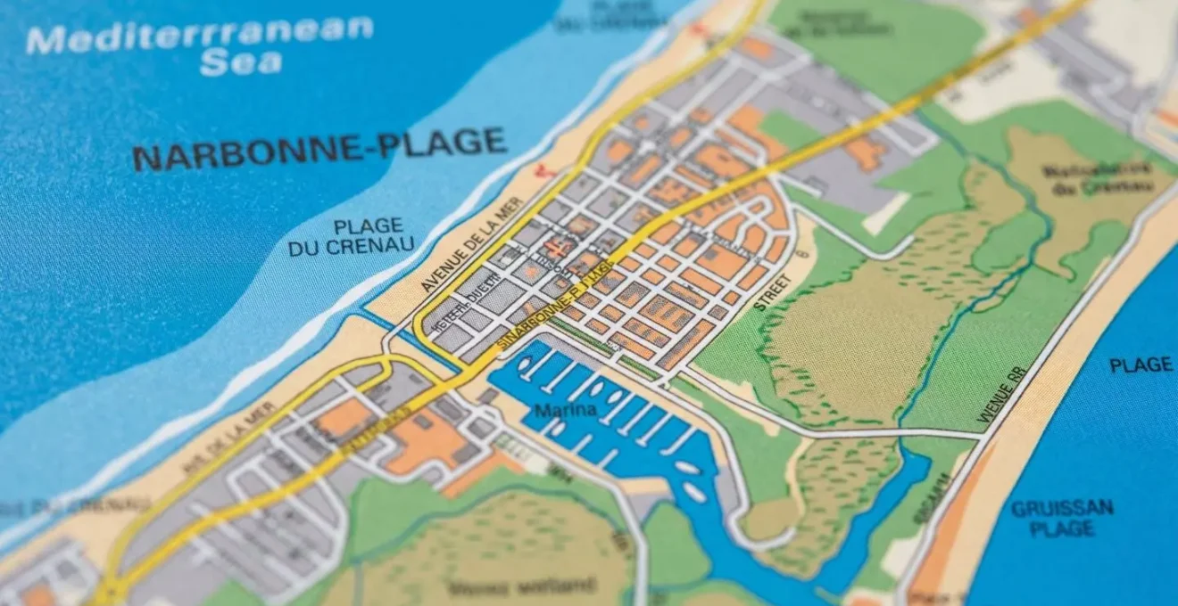 Gros plan d'une carte montrant la zone de Narbonne-Plage avec la partie front de mer en focus et le reste flouté